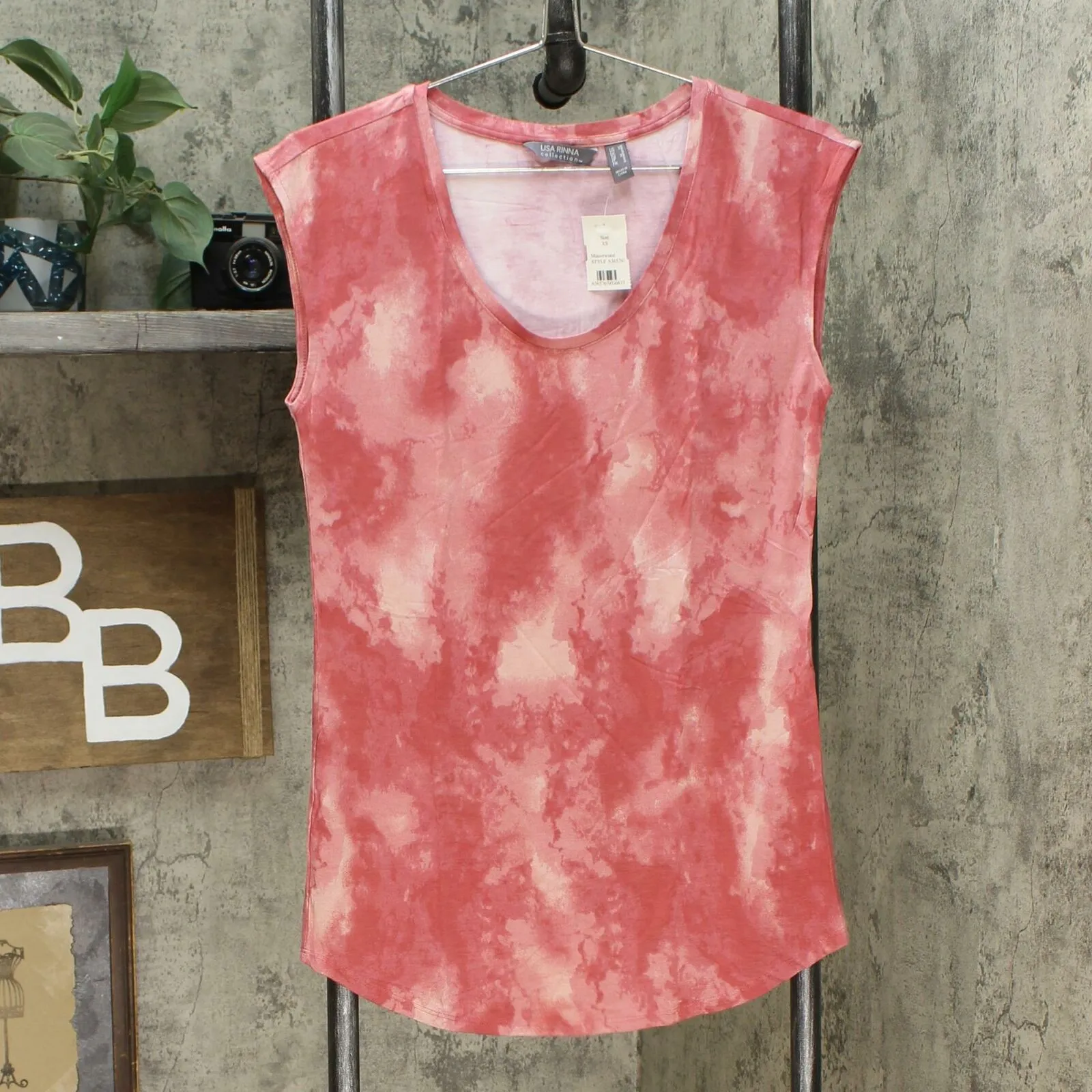 Lisa Rinna Collection Women's Rounded V-Neck Shirttail Hem T-Shirt